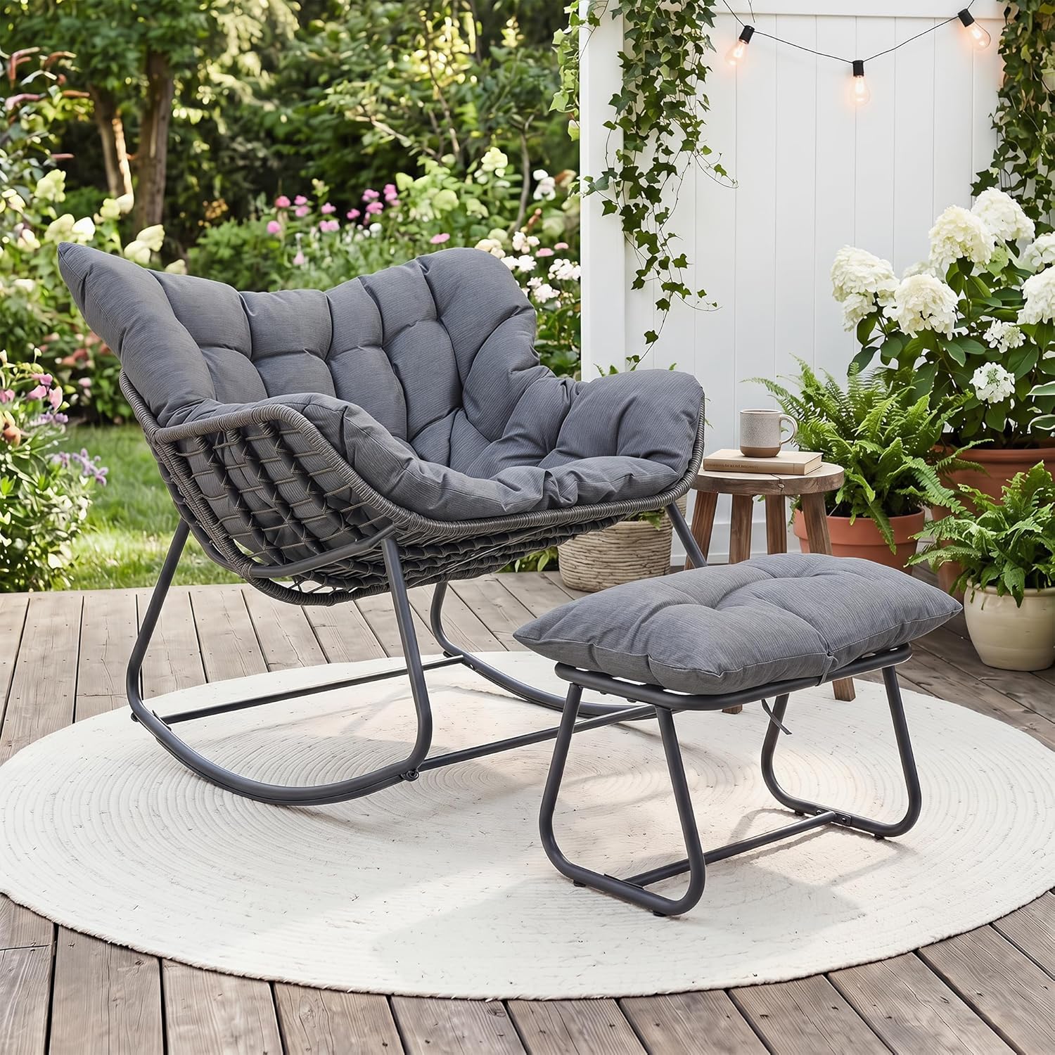 GIANTEX Fauteuil a Bascule avec Repose-Pied – Chaise a Bascule Surdimensionné avec Assise en Rotin PE, pour Salon, Gris, Coussin Amovible Rembourré
